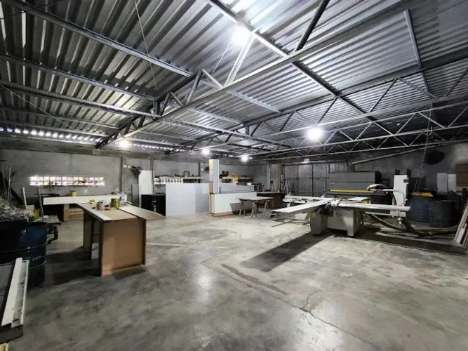Galpão/Casa comercial BEM localizada, pertinho de TUDO ideal para você morar e trabalhar