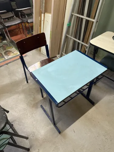 Vendo Conjunto Escolar Mesa e Cadeira