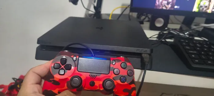 Ps4 slim usado com todos os cabos originais e um controle