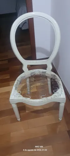 Cadeira maciça de madeira com assento com molas