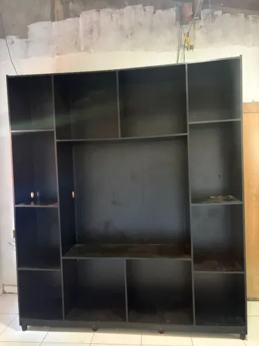 Armário de MDF preto fosco 