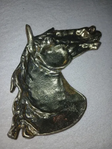 Cinzeiro antigo em bronze formato cabeça de cavalo 