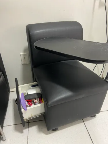 Vendo cadeira semi nova para manicure e pedicure . 