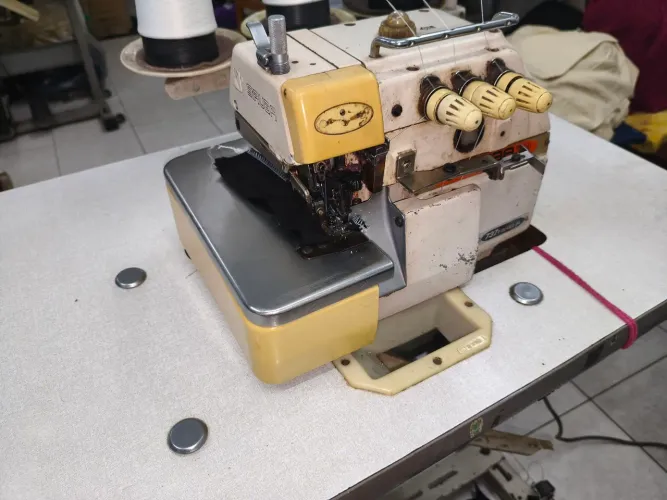 Máquina Industrial Overloque Usada em Ótimo Estado!