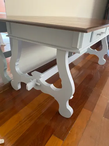 Mesa antiga restaurada.