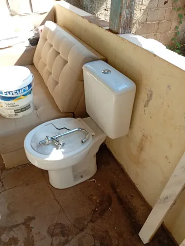Vendo privada e torneira para banheiro