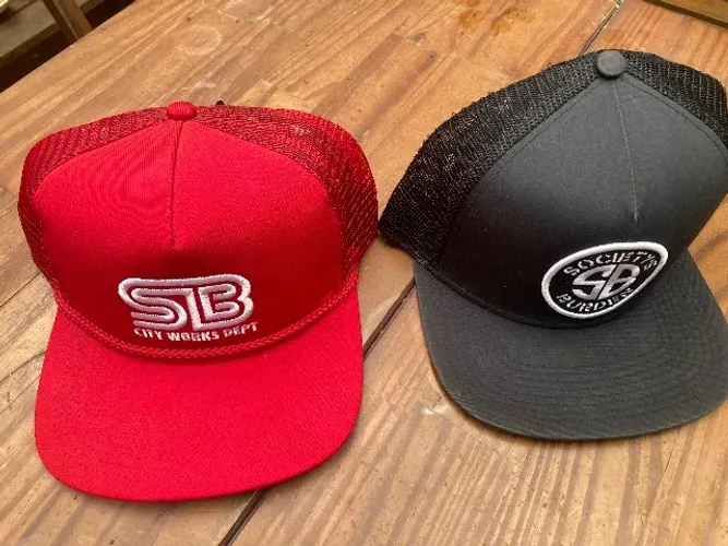 Dois bonés Nike Sb vermelho e preto