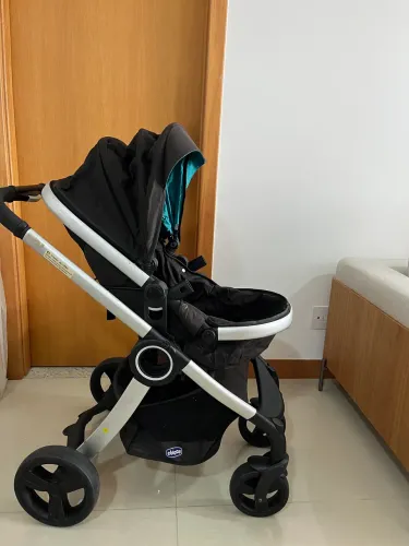 Carrinho de bebê com Moisés Chicco.