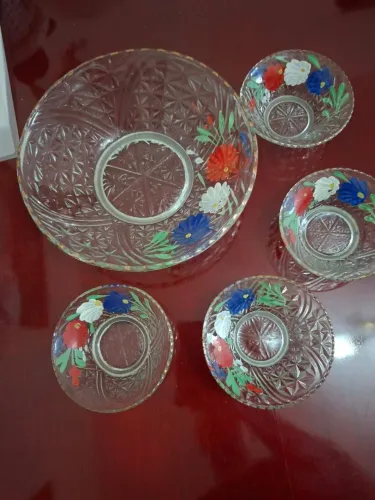 Conjunto sobremesa com 4 taças. Antigo de vidro decorado.