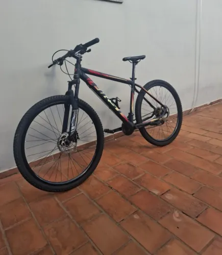 Mountain Bike Aro 26 - 21 Marchas - Freio a Disco - Suspensão Dianteira
