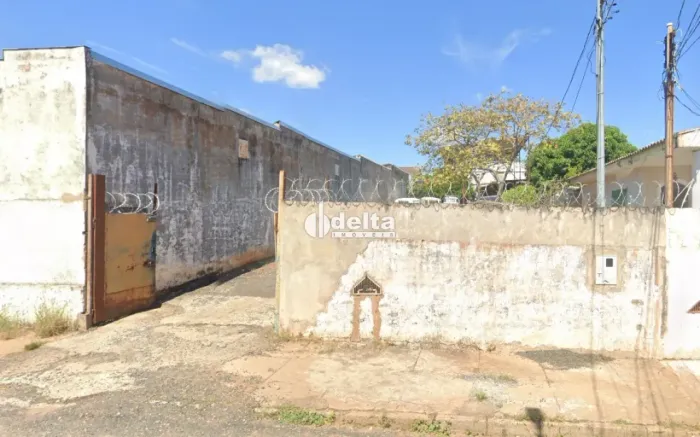Casa comercial disponível para venda no bairro Osvaldo Rezende em Uberlândia - MG.