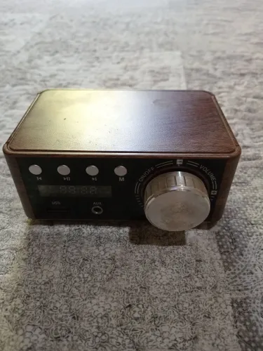 Amplificador de 100 watts com entrada de cartão de memória USB auxiliar Bluetooth.