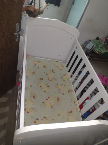 Vendo berço c estofado super conservado.