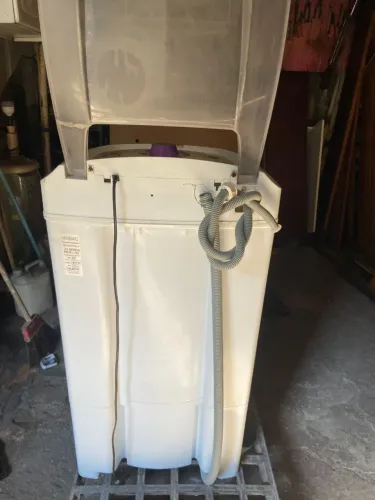 Vendo um tanquinho newmaq 12 kg tel * 