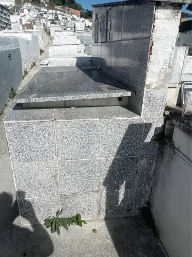 Jazigo no cemitério murundu