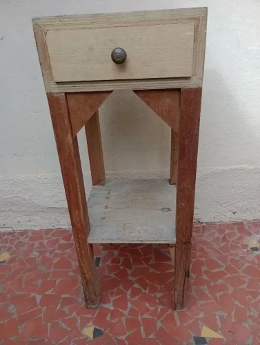 Bancada de madeira pequena com gaveta
