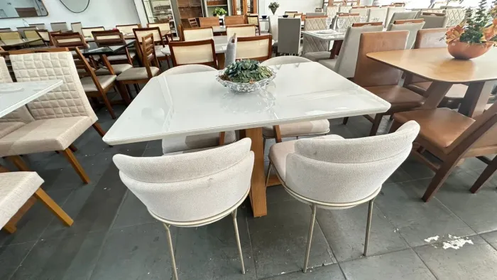 Mesa completa com cadeiras de madeira