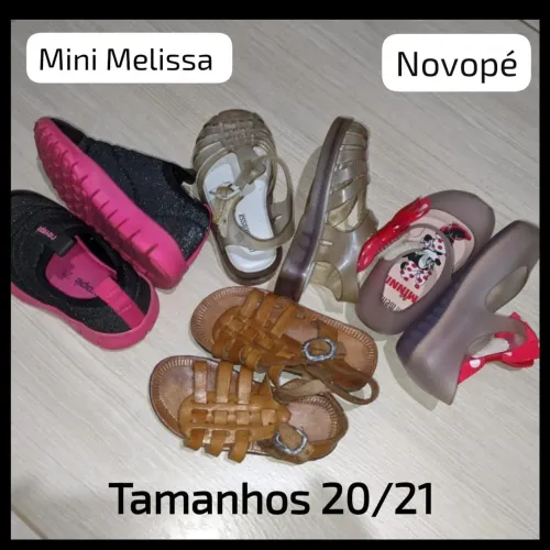 Vendo calçados femininos  infantis em ótimo estado. 