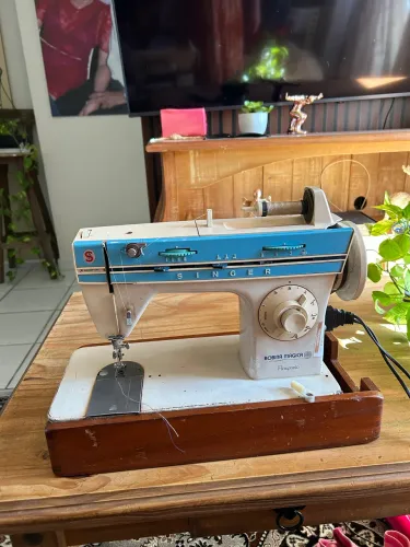 Máquina de Costura Singer