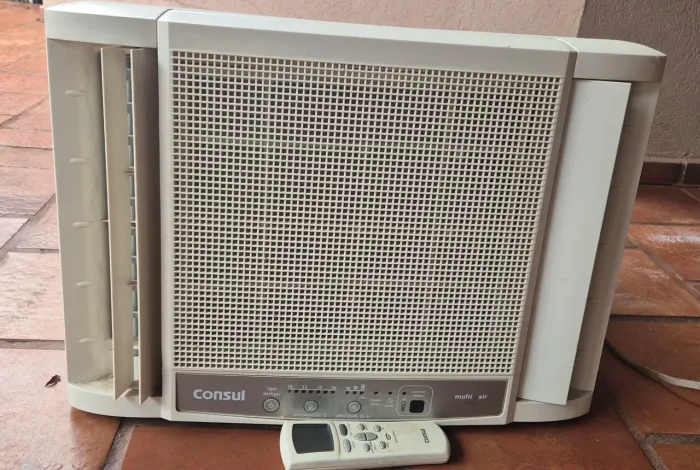 Ar condicionado consul 7500 BTU com controle remoto. 