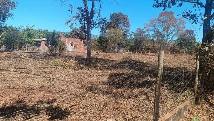 Vende-se Lote em Condomínio.