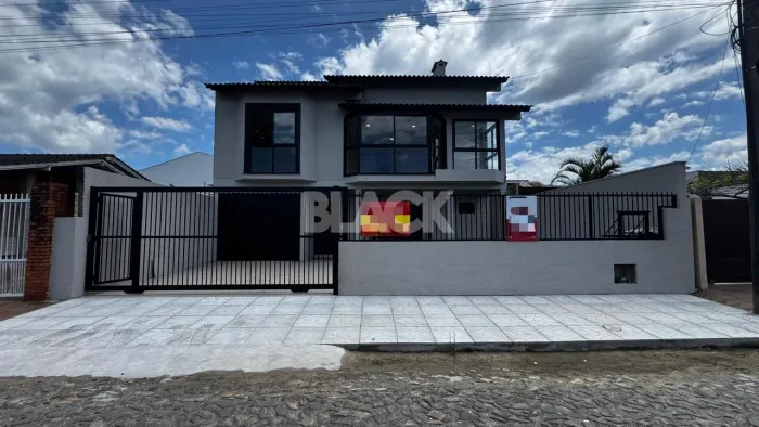 Casa com 04 quartos e piscina à venda no Centro do Passo de Torres/SC