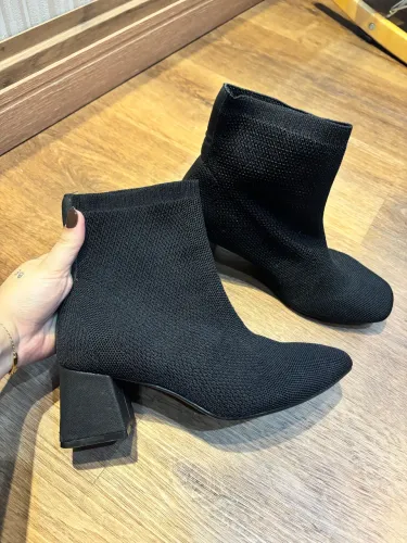 Bota Cano Curto em Malha Knit com Bico Quadrado e Salto Bloco preto