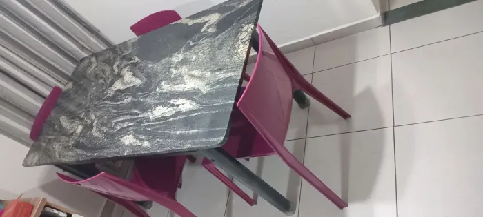 Mesa com cadeiras plasultil !!