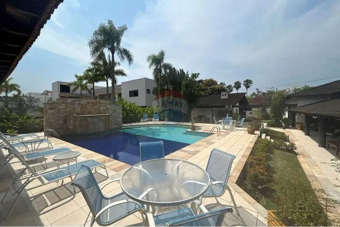 Casa à Venda - 5 Dormitórios - Condomínio Acapulco - Guarujá - SP