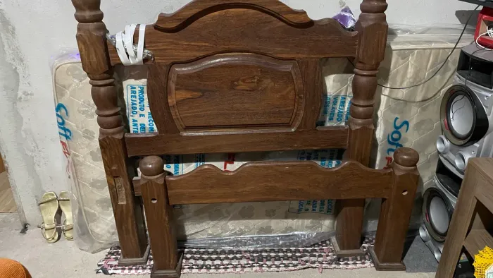 CAMA DE SOLTEIRO EM MADEIRA SUCUPIRA