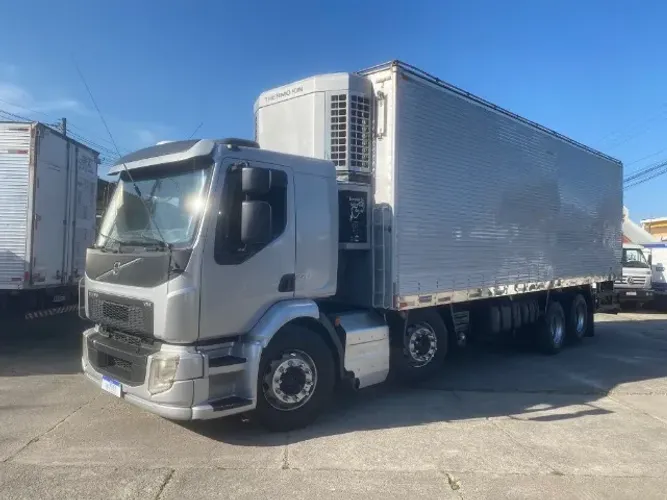Volvo VM 270 8X2 Bi Truck baú refrigerado