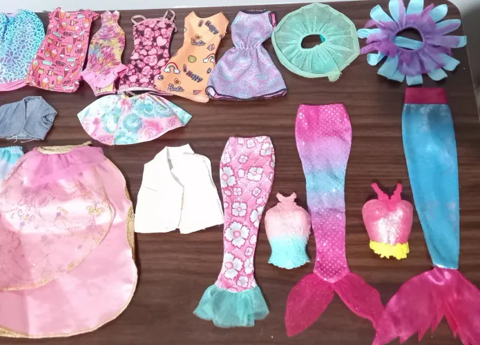 Lote Barbie boneca e acessórios 