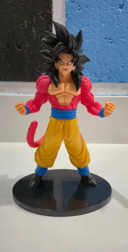 Figure Goku ssj4