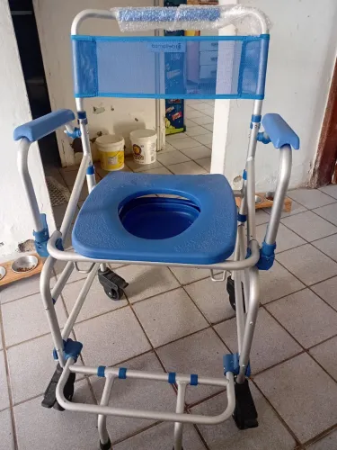 Cadeira de banho higiênico Dellamed