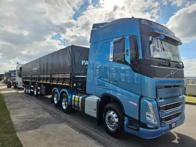 Volvo FH 460 6x2 Globetrotter Ano 2024 Baixo km MOLA geladeira + 4 Eixo Facchini 0km chapa