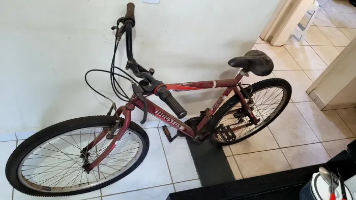 BICICLETA HOUSTON POUCO USADA OBS: ESTA PARADA A POR 8 ANOS