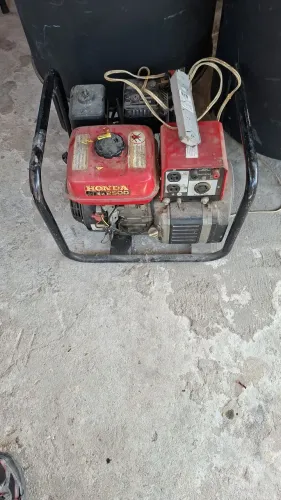 Vendo gerador Ez 2500 wt 110/220 econômico e conservado marca Honda. 