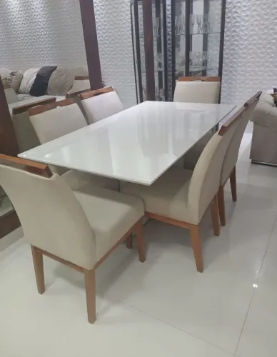 Jogo de mesa de jantar com 06 cadeiras 