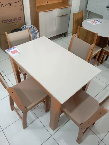 Conjunto de Mesa com 4 Cadeiras