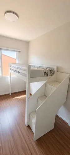Cama infantil com escada