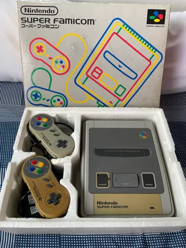 SuperNintendo Japonês na caixa e 2 controles