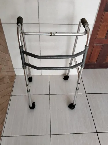 Andador articulado de rodinhas