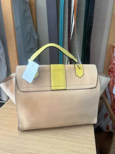 Bolsa Schutz couro , linda, de mão,100% couro , de mão