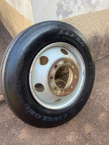 Vendo pneu/aro caminhão FORD 215/75R17.5