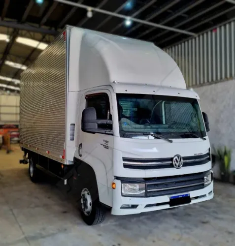 VW 11.180 4x2 Delivery Prime - 2023 (Baú 5,5m VUC com plataforma)