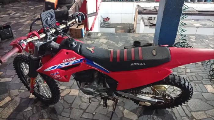 Uma moto muito conservada toda revisada nada fazer só pegar e andar