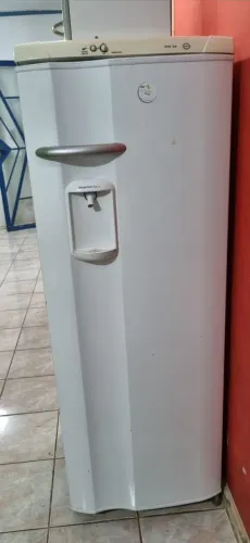 Geladeira Electrolux com Dispenser de Água na Porta