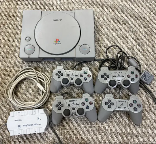 PLAYSTATION 1 + 19 JOGOS + 4 CONTROLES - KIT RETRÔ!