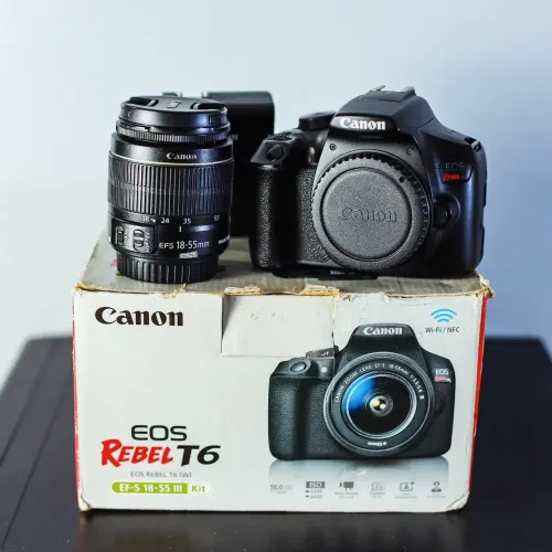 Câmera fotográfica Canon T6 com caixa