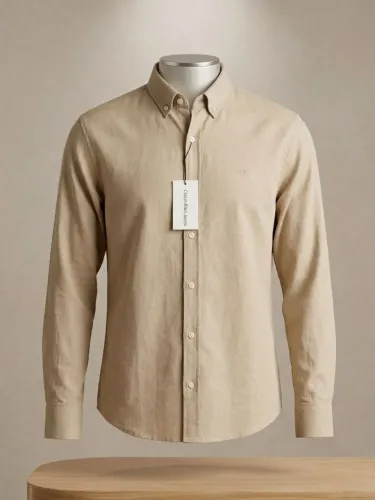 Camisa social Calvin klein bege, tamanho M, mas veste G